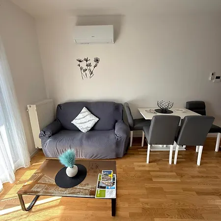 Lana With Private Parking *