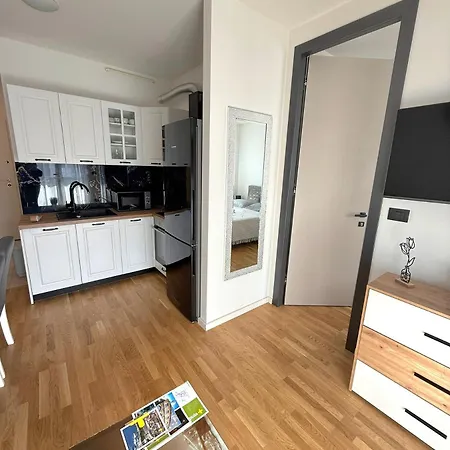 Lana With Private Parking Pola