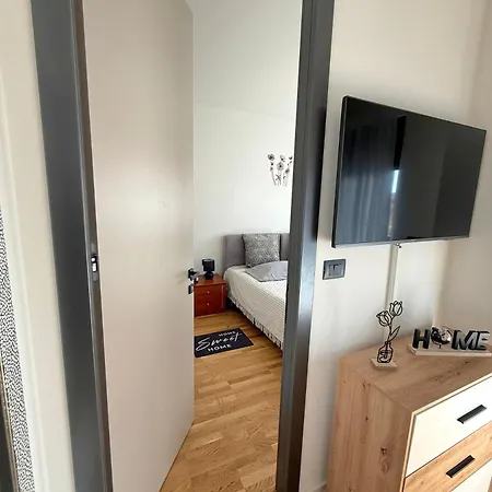 Lana With Private Parking Daire