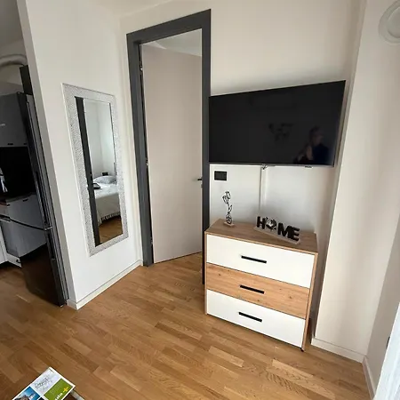 Lana With Private Parking Apartment