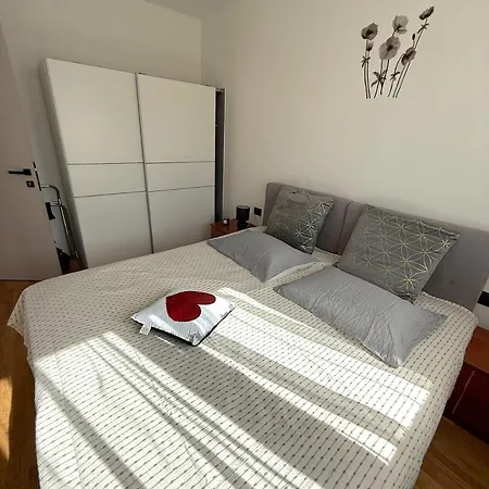 Apartment Lana With Private Parking