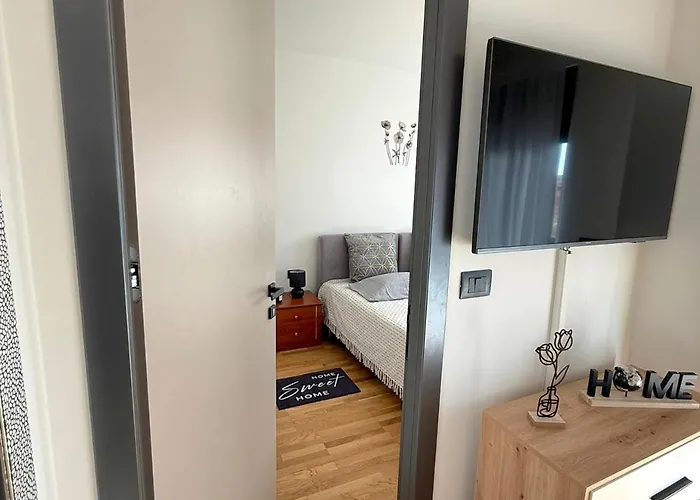 Lana With Private Parking דירה