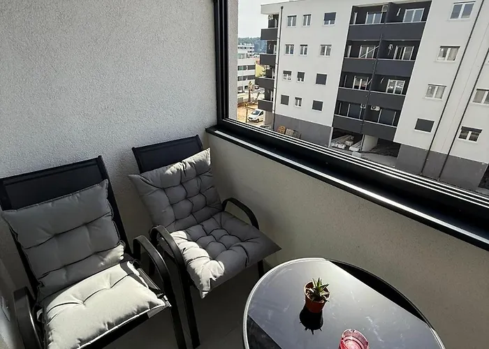 Lana With Private Parking דירה *