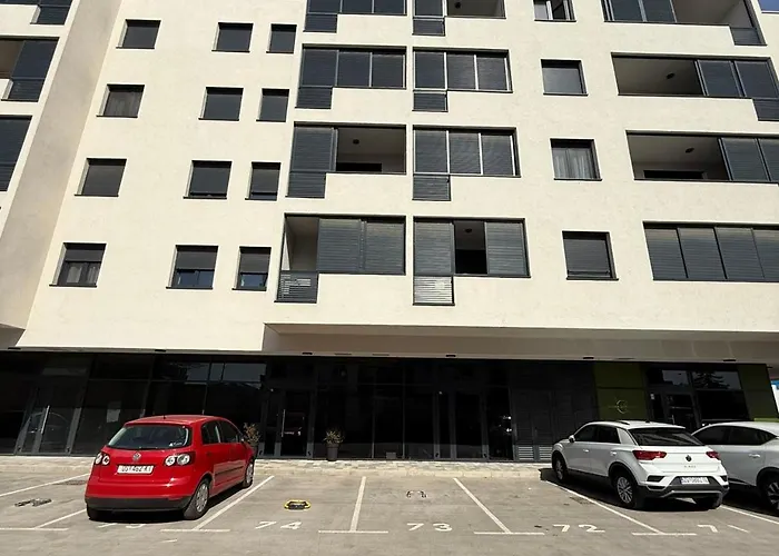 Lana With Private Parking דירה