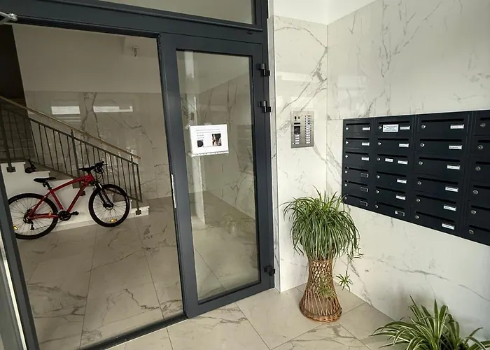 Lana With Private Parking דירה *