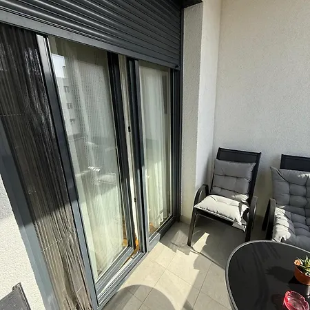 Apartmán Lana With Private Parking