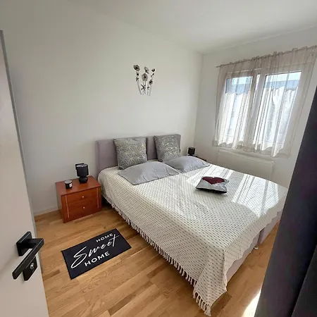 Lana With Private Parking Апартаменти *