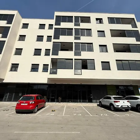 Lana With Private Parking Apartmán