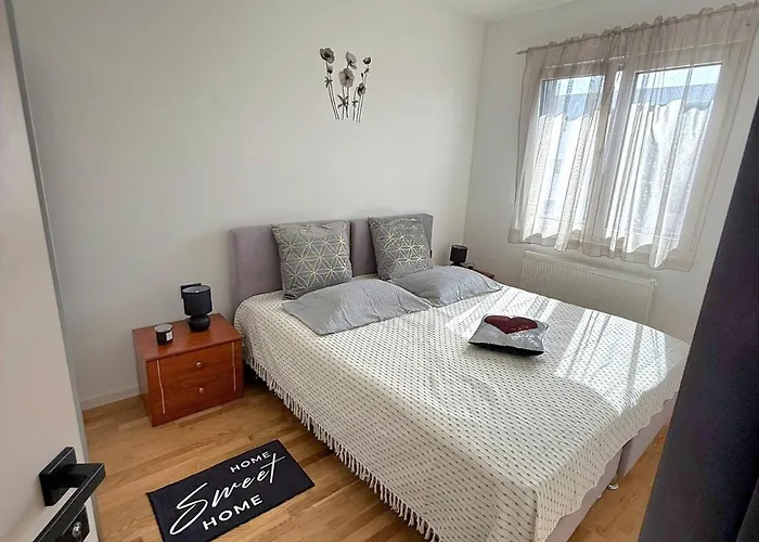 Lana With Private Parking Appartamento *