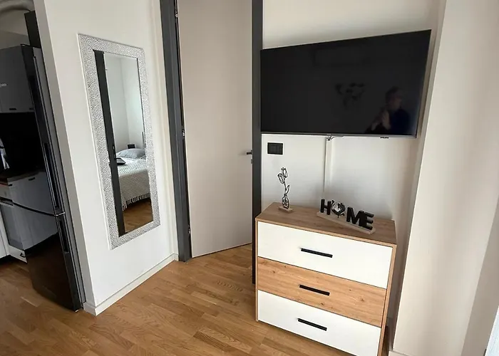 Lana With Private Parking Appartamento